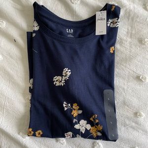 GAP scoop neck floral short sleeve tshirt. Size large.